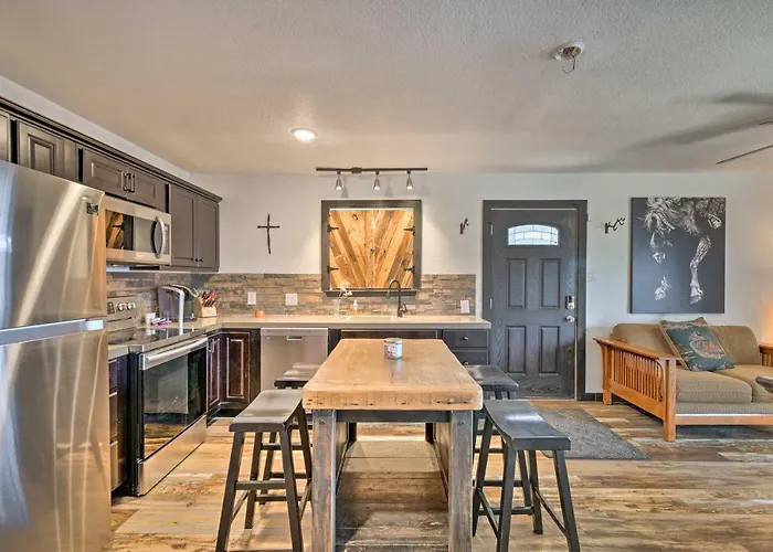 4 Mi To Dtwn: Rustic Worth Apartment