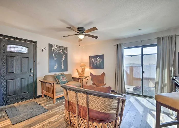Apartment 4 Mi To Dtwn: Rustic Worth *