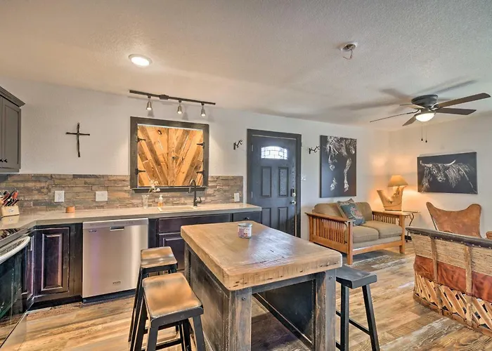 Apartment 4 Mi To Dtwn: Rustic Worth *