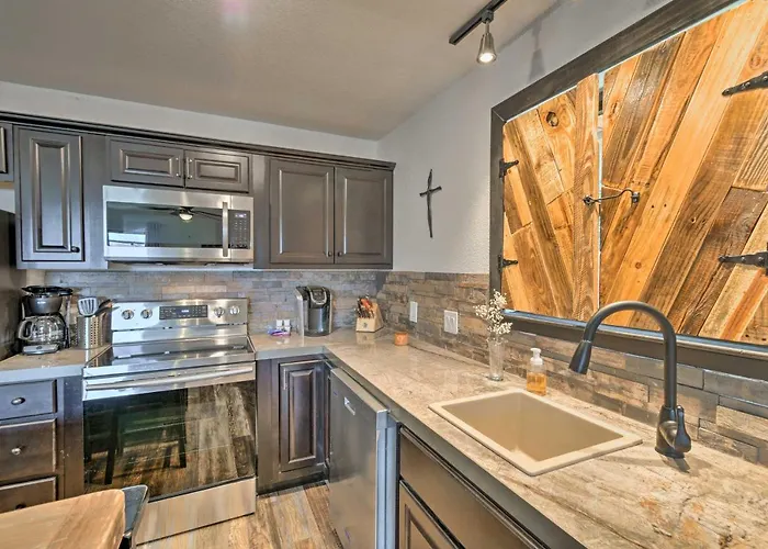 4 Mi To Dtwn: Rustic Worth Apartment