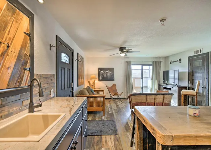 Apartment 4 Mi To Dtwn: Rustic Worth *