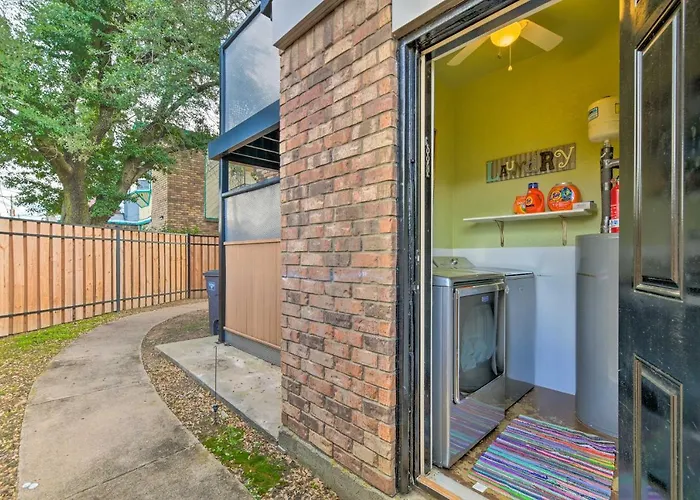4 Mi To Dtwn: Rustic Worth Apartment *