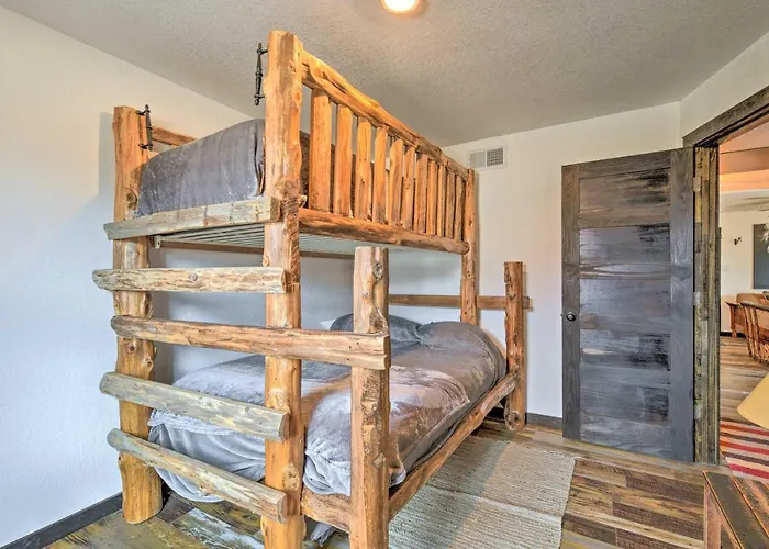 4 Mi To Dtwn: Rustic Worth *